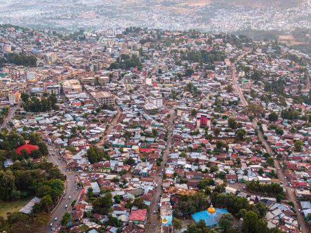 Téléchargez les photos : Vue aérienne du centre-ville de Gondar avec beaucoup de circulation automobile et piétonne, Ethiopie, Afrique - en image libre de droit