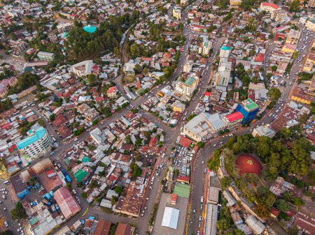 Téléchargez les photos : Aerial view of the city centre of Gondar with a lot of car and pedestrian traffic, Ethiopia, Africa - en image libre de droit