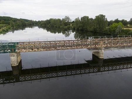 Téléchargez les photos : Échafaudages utilisés pour des travaux d'entretien ou de restauration sur un petit pont au-dessus d'une grande rivière le Cher - en image libre de droit