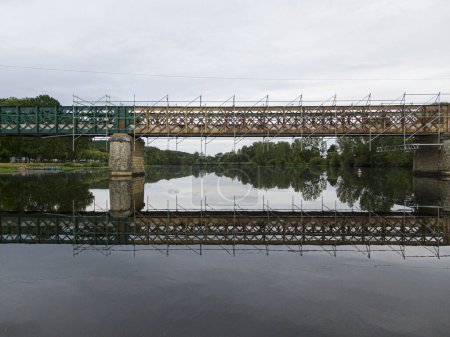 Foto de Andamios utilizados para trabajos de mantenimiento o restauración en un pequeño puente sobre un gran río el Cher - Imagen libre de derechos