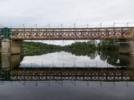 Téléchargez les photos : Échafaudages utilisés pour des travaux d'entretien ou de restauration sur un petit pont au-dessus d'une grande rivière le Cher - en image libre de droit