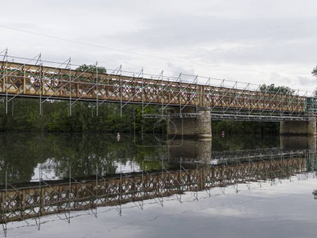Foto de Andamios utilizados para trabajos de mantenimiento o restauración en un pequeño puente sobre un gran río el Cher - Imagen libre de derechos