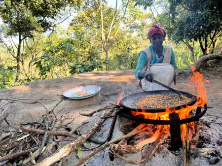 Foto de Yirga Alem, Etiopía, 20 de febrero de 2023; mujer cocinando café para hacer Buna tradicional - Imagen libre de derechos