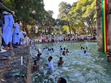 Téléchargez les photos : Gondar, Ethiopie, 19 janvier 2023 ; La foule autour du bain Fasiladas célébrant Timkat, une célébration orthodoxe éthiopienne à Gondar, Ethiopie, les fidèles sautent dans l'eau - en image libre de droit