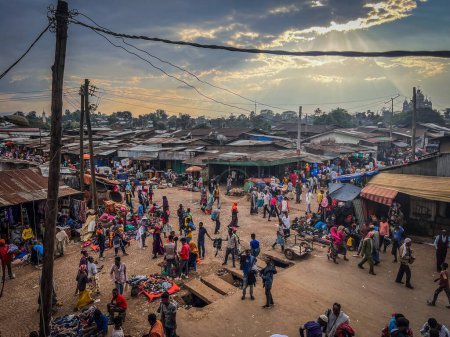 Téléchargez les photos : Jimma, Ethiopie, 17 janvier 2023 : paysage de la ville de Jimma avec la foule et les marchés - en image libre de droit