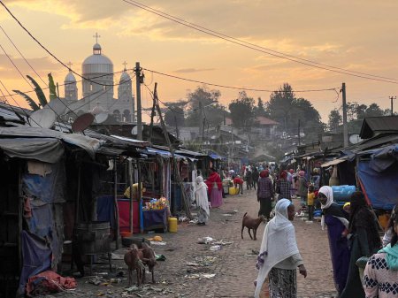 Téléchargez les photos : Jimma, Ethiopie, 17 janvier 2023 : paysage de la ville de Jimma avec la foule et les marchés - en image libre de droit