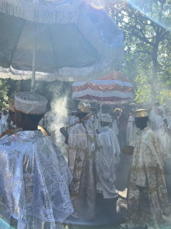 Téléchargez les photos : Gondar, Ethiopie, 19 janvier 2023 ; Groupe de prêtres orthodoxes marchant à travers la fumée d'encens, contre la lumière, célébrant Timkat, célébration orthodoxe éthiopienne, à Gondar, Ethiopie - en image libre de droit