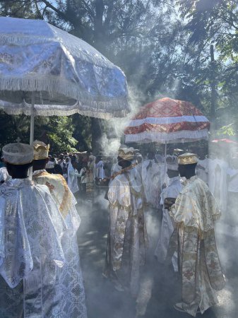 Téléchargez les photos : Gondar, Ethiopie, 19 janvier 2023 ; Groupe de prêtres orthodoxes marchant à travers la fumée d'encens, contre la lumière, célébrant Timkat, célébration orthodoxe éthiopienne, à Gondar, Ethiopie - en image libre de droit