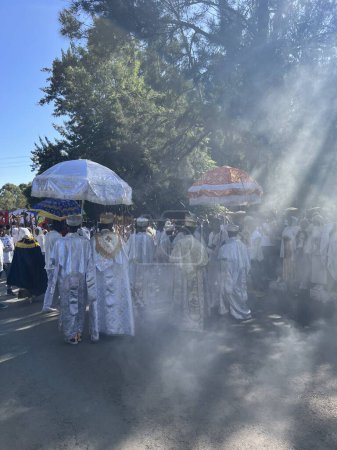 Foto de Gondar, Etiopía, 19 de enero de 2023; Grupo de sacerdotes ortodoxos caminando a través del humo del incienso, contra la luz, celebrando Timkat, celebración ortodoxa etíope, en Gondar, Etiopía - Imagen libre de derechos