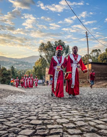 Téléchargez les photos : Gondar, Ethiopie, 19 janvier 2023 ; Groupe de jeunes prêtres orthodoxes marchant dans les rues du Gondar et chantant des prières pendant la célébration de Timkat - en image libre de droit
