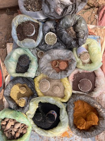 Foto de Especias a granel en bolsas de plástico en un mercado de Etiopía. - Imagen libre de derechos