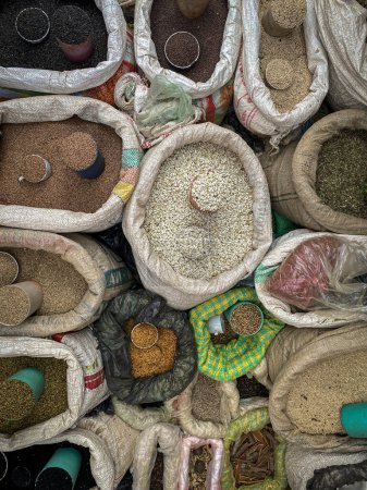 Téléchargez les photos : Épices en vrac dans des sacs en plastique à un marché en Éthiopie. - en image libre de droit