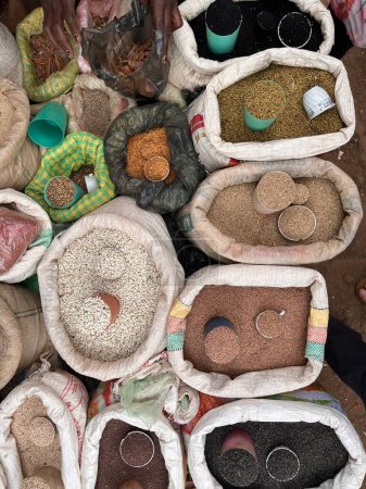 Foto de Especias a granel en bolsas de plástico en un mercado de Etiopía. - Imagen libre de derechos