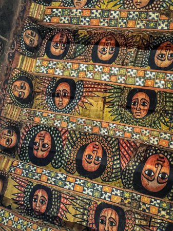 Foto de Gondar, Etiopía, 19 de enero de 2023 - El techo de la Iglesia de Debra Berhan Selassie, también conocida como Trinidad y Montaña de Luz, cuyas pinturas representan los rostros de los santos que nos miran hacia abajo. - Imagen libre de derechos