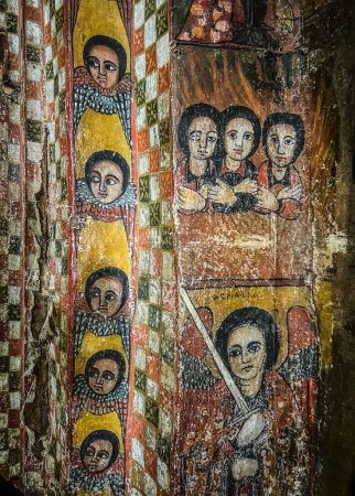 Téléchargez les photos : Gondar, Ethiopie, 19 janvier 2023 - Le plafond de l "église de Debra Berhan Selassie, également connue sous le nom de Trinité et Montagne de Lumière, dont les peintures représentent les visages de saints qui nous regardent. - en image libre de droit