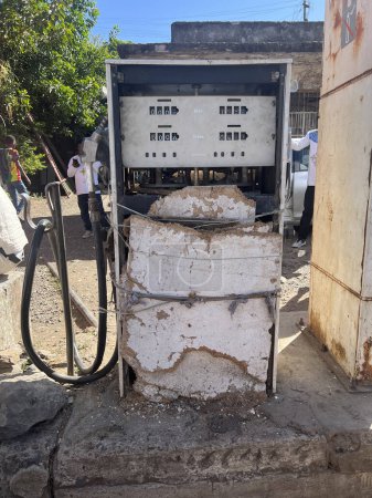 Téléchargez les photos : Gondar, Ethiopie, 19 janvier 2023 ; vieille pompe à essence, rouillée, réparée avec des planches et des morceaux de ficelle, Gondar, Ethiopie, Afrique - en image libre de droit