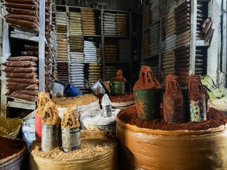 Foto de Especia a granel en caja de acero vieja en un mercado en addis abbeba, Etiopía. - Imagen libre de derechos
