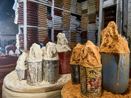 Foto de Especia a granel en caja de acero vieja en un mercado en addis abbeba, Etiopía. - Imagen libre de derechos