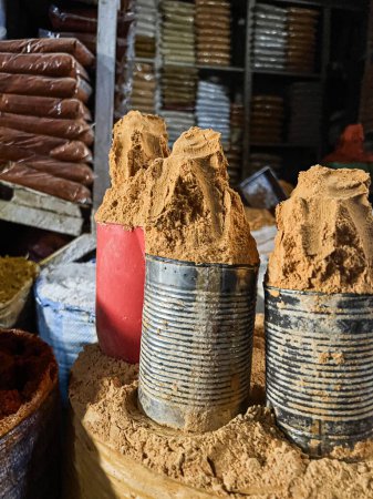 Téléchargez les photos : Épice en vrac dans une vieille boîte en acier à un marché à addis abbeba, Éthiopie. - en image libre de droit