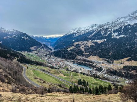 Téléchargez les photos : Vue aérienne du village d'Airolo dans les Alpes suisses, depuis le col du Gothard, Suisse - en image libre de droit