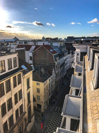 Téléchargez les photos : Maisons et rue de Bruxelles vues depuis les toits à Ixelles - en image libre de droit