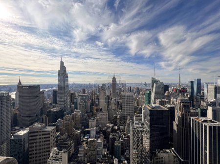 Téléchargez les photos : Vue panoramique aérienne de la ville de New York Manhattan skyline Empire State Building et One world trade center skyscraper, depuis le sommet du rocher - en image libre de droit