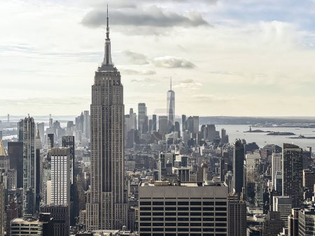 Foto de Vista panorámica aérea de la ciudad de Nueva York Edificio Empire State en Manhattan y rascacielos One world trade center, desde lo alto de la roca - Imagen libre de derechos