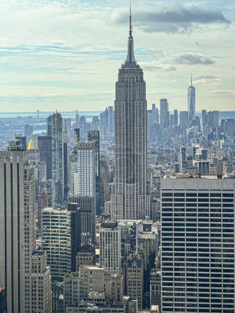 Foto de Vista panorámica aérea de la ciudad de Nueva York Edificio Empire State en Manhattan y rascacielos One world trade center, desde lo alto de la roca - Imagen libre de derechos