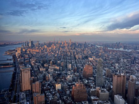 Téléchargez les photos : Vue panoramique aérienne sur les toits de New York et de la rivière Hudson depuis le pont d'un observatoire mondial au One World Trade Center, coucher de soleil d'hiver - en image libre de droit