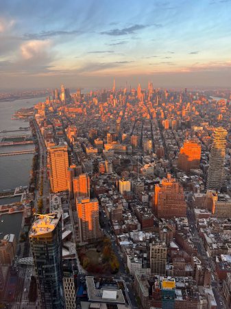 Foto de Vista panorámica aérea sobre el horizonte de Nueva York y el río Hudson desde la cubierta del Observatorio One World en One World Trade Center, Winter Sunset - Imagen libre de derechos