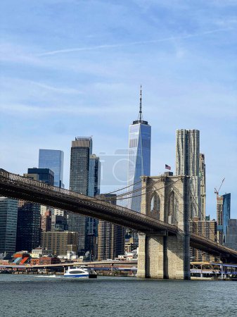 Téléchargez les photos : Vue de la célèbre Skyline du centre-ville de New-York avec Brooklyn Bridge Tower et One World Trade Center en arrière-plan - en image libre de droit