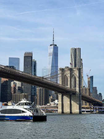 Foto de Vista del famoso horizonte del centro de Nueva York con la Torre del Puente de Brooklyn y el One World Trade Center al fondo - Imagen libre de derechos