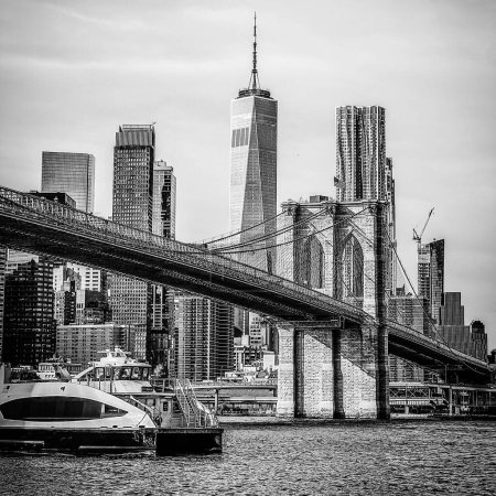 Foto de Vista del famoso horizonte del centro de Nueva York con la Torre del Puente de Brooklyn y el One World Trade Center al fondo - Imagen libre de derechos
