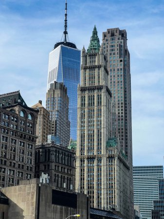 Téléchargez les photos : Vue sur plusieurs gratte-ciel, dont le World Trade Centre en arrière-plan et le Woolworth Building au premier plan - en image libre de droit