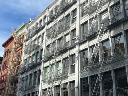 Téléchargez les photos : Vieux bâtiments colorés avec échelle de feu sur le manhattan New-york, Upper East Side, bâtiments de façade - en image libre de droit