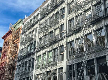 Foto de Antiguos edificios coloridos con escalera de incendios en Nueva York Manhattan, Upper East Side, edificios de fachada - Imagen libre de derechos