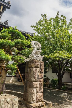 Téléchargez les photos : Tokyo, Japon, Asie - 8 septembre 2019 : Statue dans le jardin du temple de Chokoku - en image libre de droit
