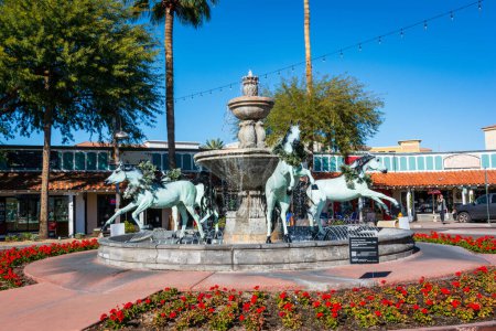 Téléchargez les photos : Scottsdale, Arizona, USA - 24 Décembre 2022 : Fontaine à Cheval de Bronze dans la Vieille Ville Scottsdale - en image libre de droit