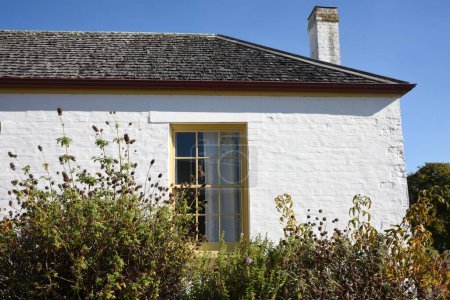 Téléchargez les photos : Close up of window in traditional country cottage house - en image libre de droit