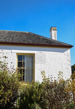 Téléchargez les photos : Close up of window in traditional country cottage house - en image libre de droit