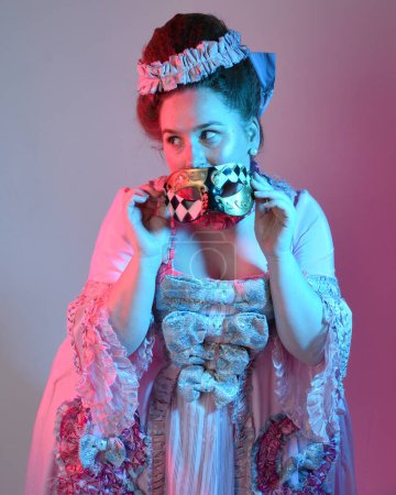  portrait de mannequin femme portant une robe rose opulente, costume d'une noblesse baroque française historique, style de Marie Antoinette. Isolé sur fond studio éclairage coloré cinématographique