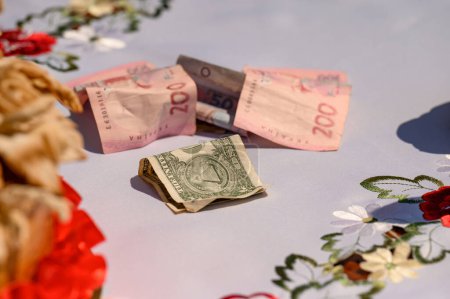Téléchargez les photos : La tradition de mariage d'acheter la mariée pour de l'argent avant la cérémonie de mariage, un mariage en Ukraine. - en image libre de droit
