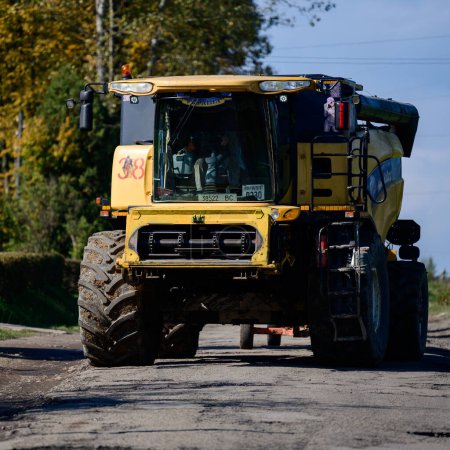 Foto de Ivano-Frankivsk, Ucrania 2 de octubre de 2021: Grandes máquinas agrícolas en las carreteras del pueblo, un camión para cosechar granos. - Imagen libre de derechos