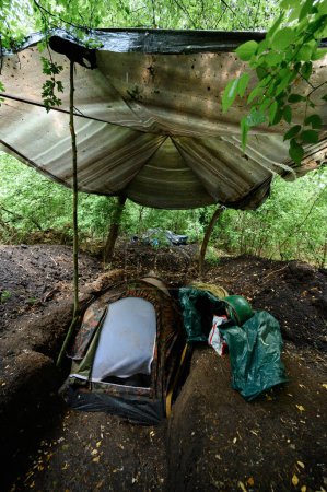 Téléchargez les photos : Zaporizhzhia, Ukraine, 1er juillet 2022 : tranchées militaires, conditions de vie des soldats en guerre, tentes et tranchées. - en image libre de droit
