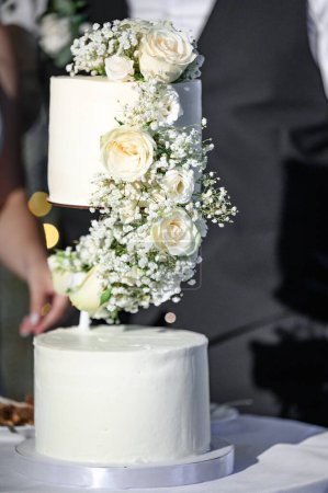 Téléchargez les photos : Gâteau de mariage deux étages pendant la célébration de l'événement de mariage, un gâteau de mariage. - en image libre de droit