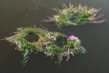 Foto de Coronas recién tejidas flotan río abajo, una corona para la adivinación en Ivan Kupala. - Imagen libre de derechos