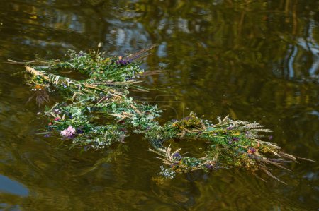 Foto de Coronas recién tejidas flotan río abajo, una corona para la adivinación en Ivan Kupala. - Imagen libre de derechos