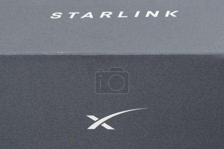 Téléchargez les photos : Ivano-Frankivsk, Ukraine 2 décembre 2023 : Boîte d'antenne Starlink avec logo, Elon Musk space company. - en image libre de droit