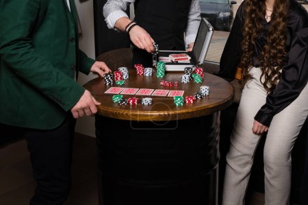 Ego-Beobachtung von Kartenpoker aus verschiedenen Nahwinkeln. Ein Team von Jungen und Mädchen spielt Poker.