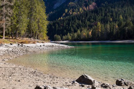 Foto de Las aguas cristalinas del lago Tovel, Trentino Alto Adigio, Italia. Vista de otoño. - Imagen libre de derechos